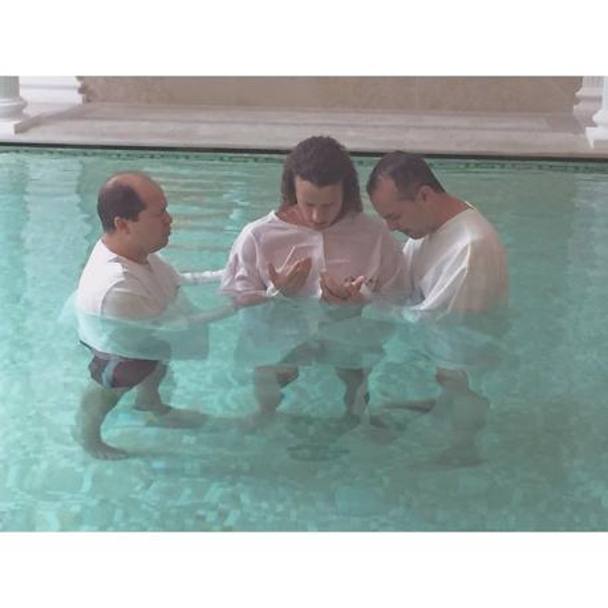 Il difensore brasiliano del Psg David Luiz, membro della chiesa evangelica pentecostale Hillsong Church si  battezzato nella piscina del connazionale e compagno di squadra Maxwell